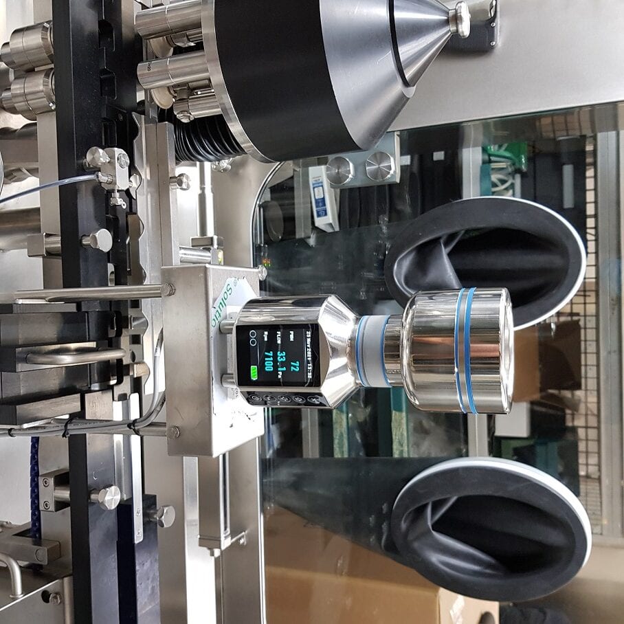 FS100 with display in operation inside isolator – real-time monitoring