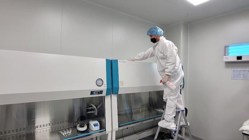 Technician performing particle counting at LAF bench in cleanroom – ISO 14644 classification